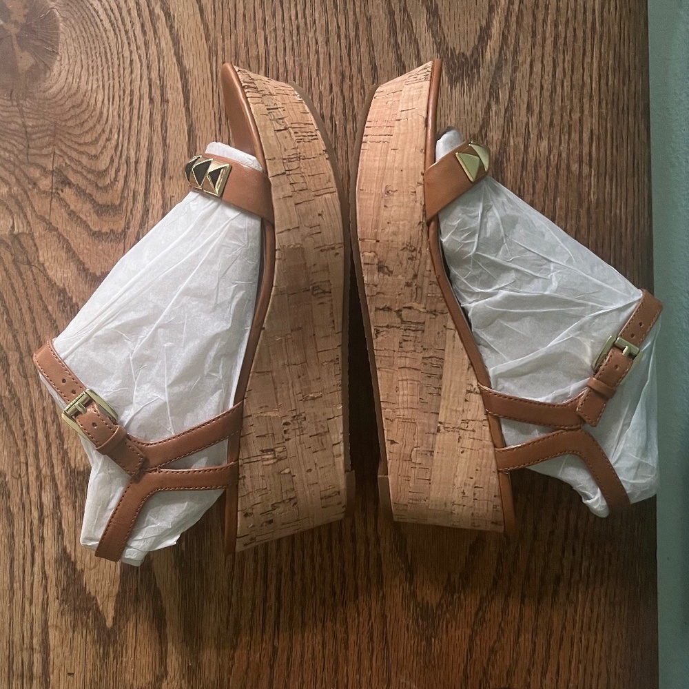 Michael Kors Platform Sandal Caramel Shade w Gold Studs Size 7  In The Box  NWOT - Picture 8 of 11